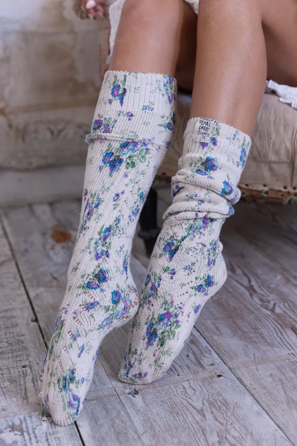 MAGNOLIA PEARL FLORAL BIG DIPPER SOCKS 076 BLUEBERRY ROSES